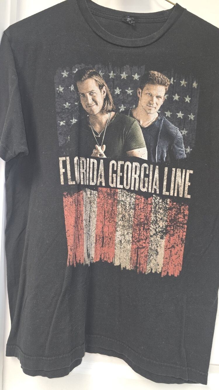 Jen8941 Florida Georgia Line Vintage Music T-Shirt, Size Large.